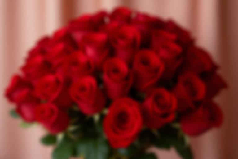 Ein prachtvoller Strauß roter Rosen, perfekt für Anlässe wie Liebe & Romantik.